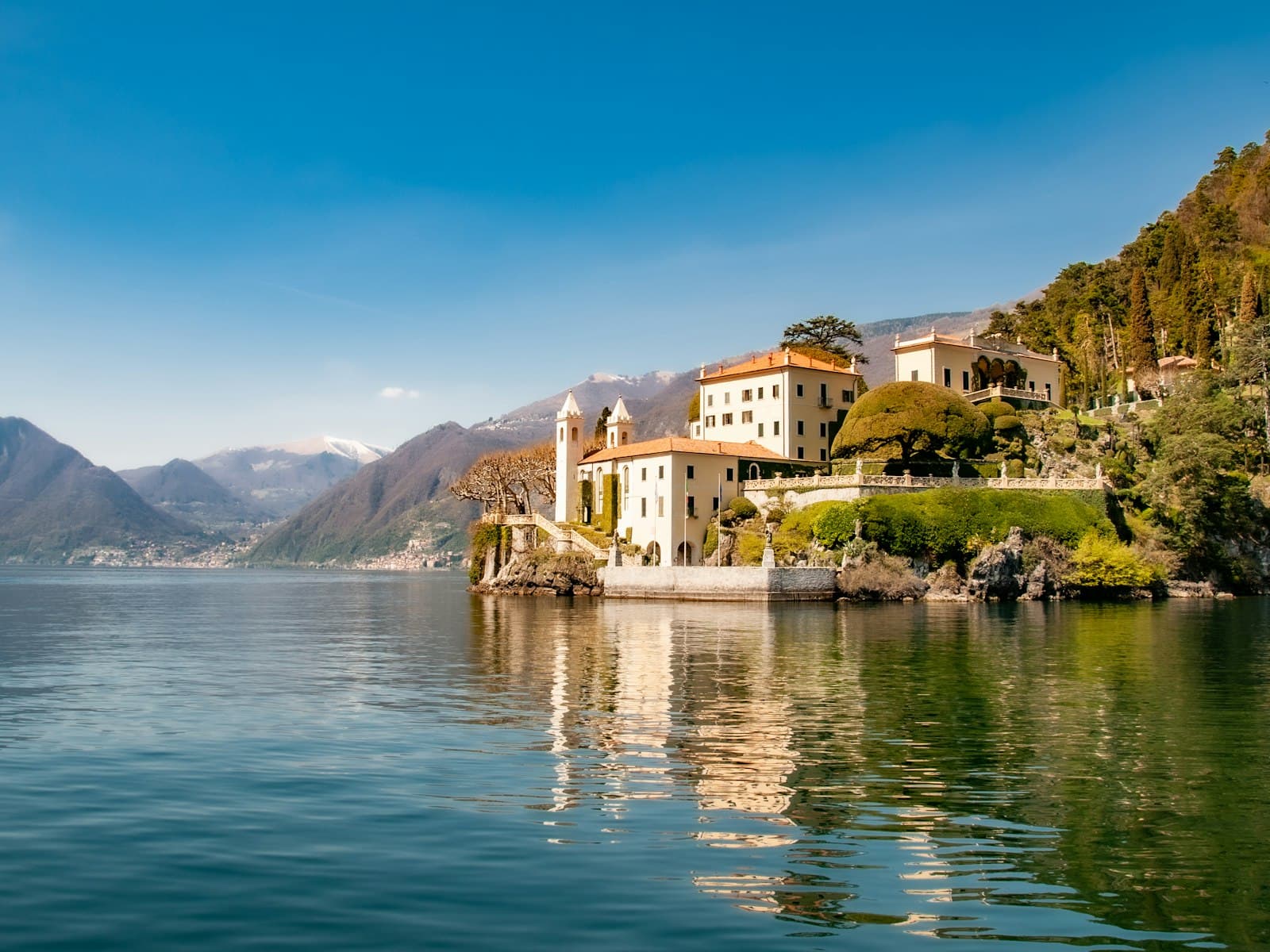 Lake Como, Italy skyline